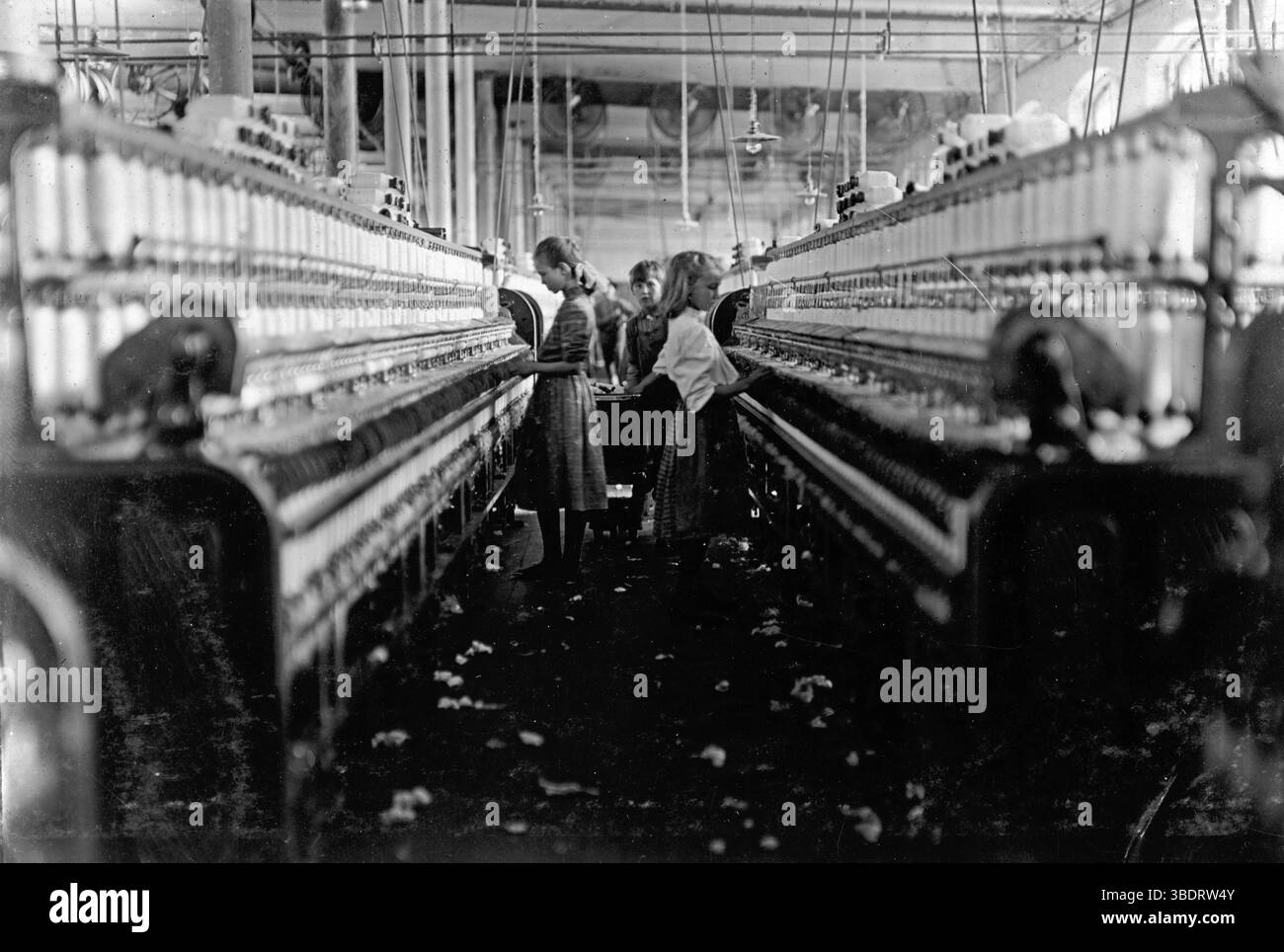 Kinderarbeiter in einer Baumwollfabrik. Spinner & Doffers in Mollahan Mills, Amerika, 1908 Stockfoto