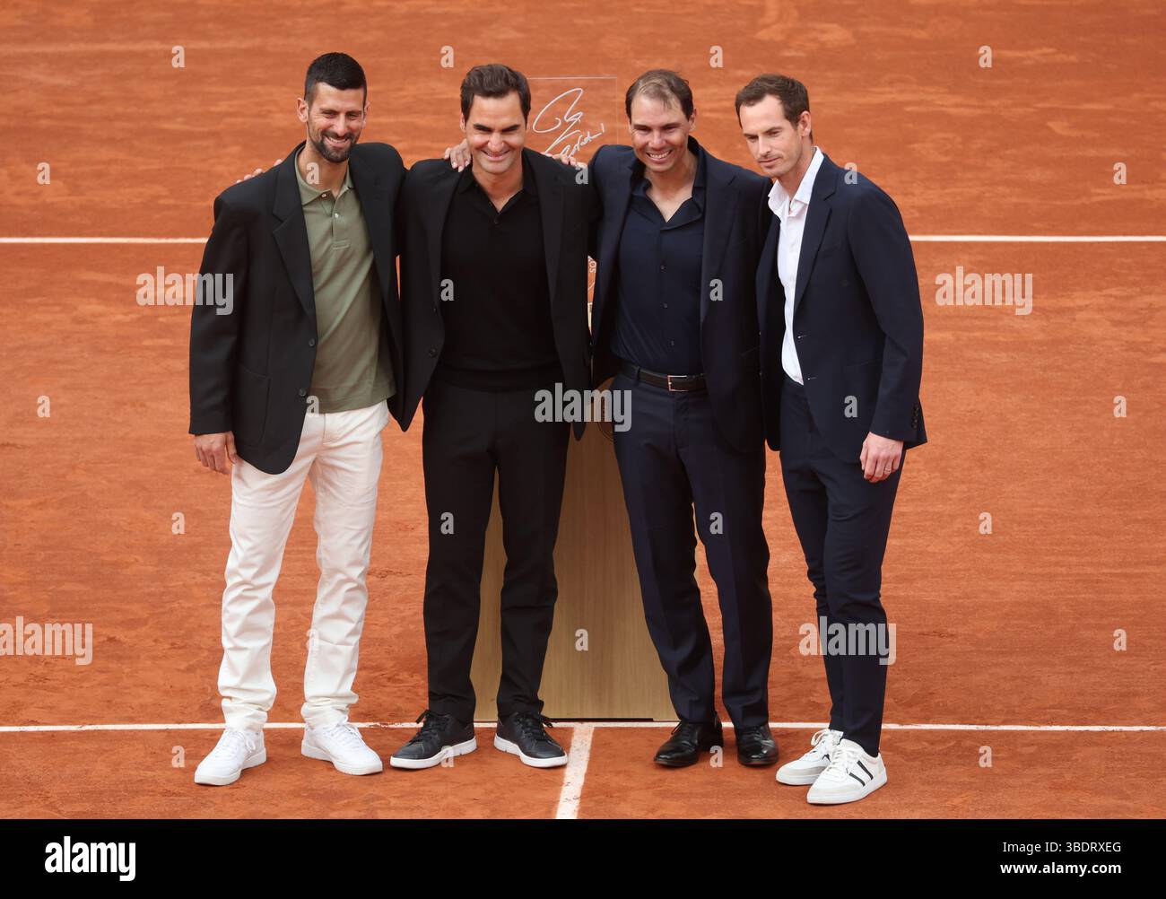 Paris, Frankreich. Mai 2025. Der Brite Andy Murray (R), der Schweizer Roger Federer (2L) und der Tschechische Novak Djokovic (L) posieren für ein offizielles Foto mit Rafael Nadal aus Spanien während einer Tribute-Zeremonie zu seinen Ehren am ersten Tag der Roland Garros French Tennis Open in Paris, Frankreich, am Sonntag, den 25. Mai 2025. Nadal wurde in einer besonderen Abschiedszeremonie geehrt, bei der sein außergewöhnliches Vermächtnis in Paris gefeiert wurde. Foto: Maya Vidon-White/UPI Credit: UPI/Alamy Live News Stockfoto