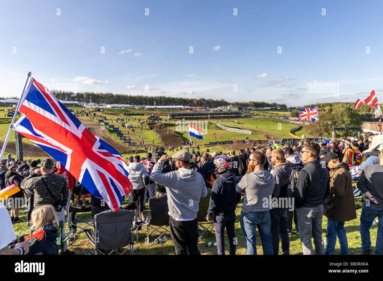 Winchester, Großbritannien, 5. Oktober 2024: Matterley Basin Grand Prix. Die Motocross-Meisterschaft mit der britischen Flagge und den Nationalfarben. Stockfoto