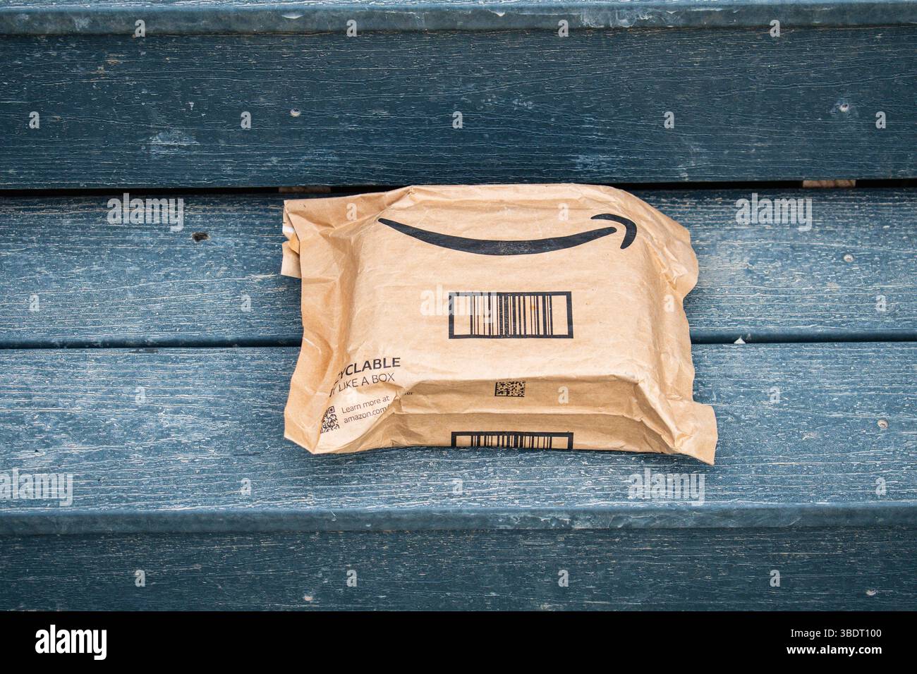 San Francisco, CA, USA – 24. Mai 2025: Ein Amazon Prime-Paket vor der Haustür spiegelt den Komfort und die Reichweite der heutigen Online-Zustelldienste wider. Stockfoto
