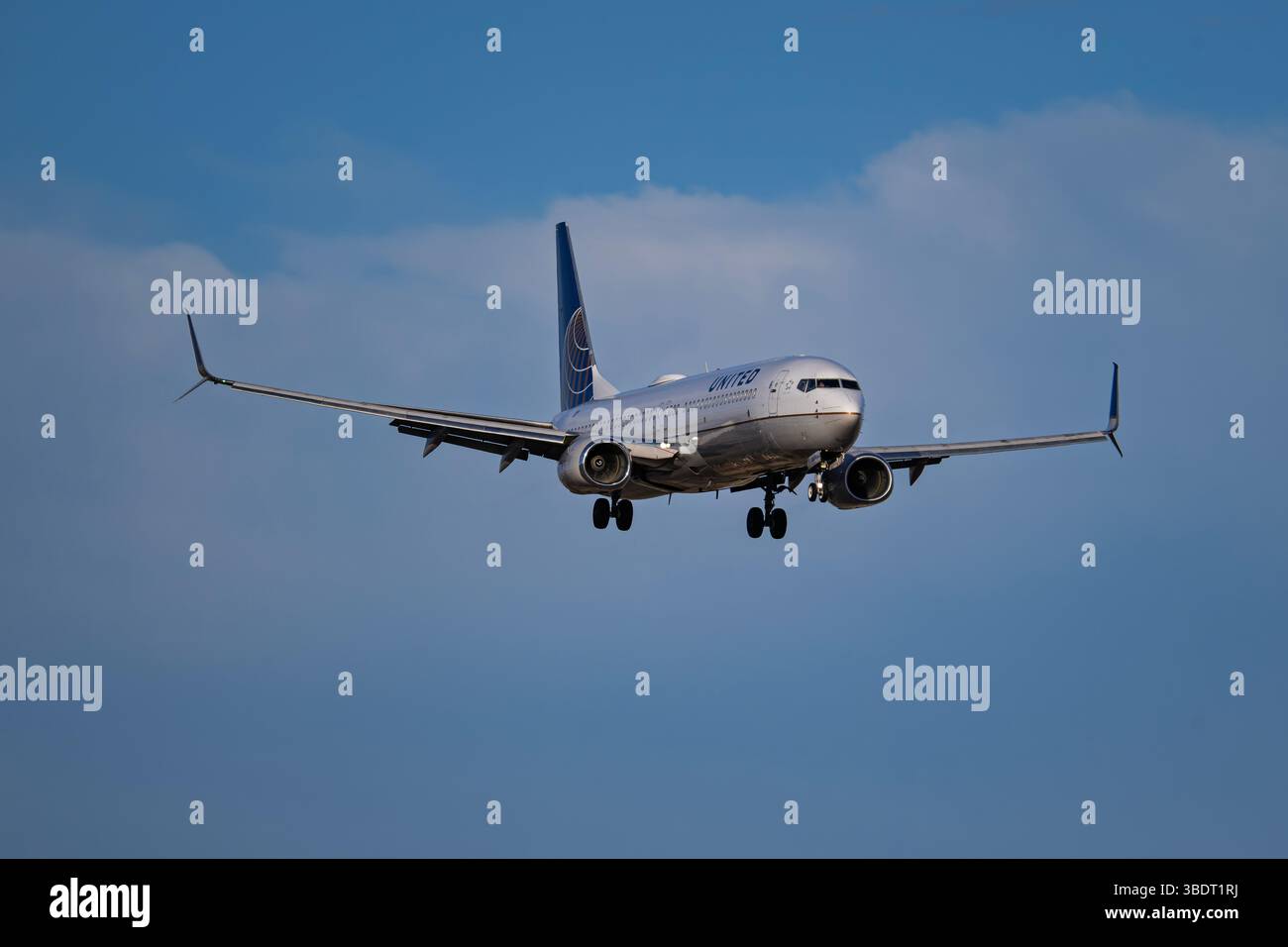 Flughafen Sky Harbor 5-24-2025 Phoenix AZ USA United Airlines Boeing 737-900 N79402 Abendeinfahrt in Phoenix Sky Harbor Intl. Flughafen. Stockfoto