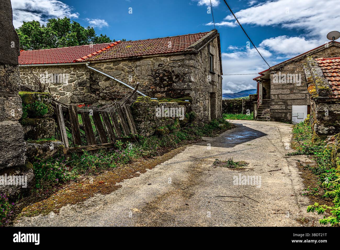 Castro Laboreiro, Portugal 2. Mai 2024: Kleine historische Wohnungen außerhalb des kleinen Dorfes Castro Laboreiro, im Peneda Geres Nationalpark. Stockfoto
