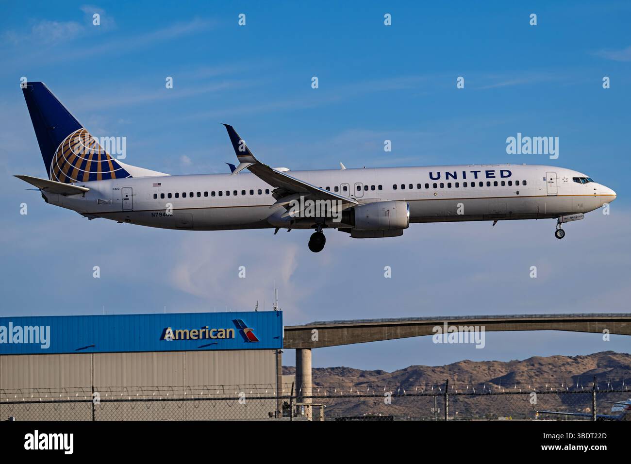 Flughafen Sky Harbor 5-24-2025 Phoenix AZ USA United Airlines Boeing 737-900 N79402 Abendeinfahrt in Phoenix Sky Harbor Intl. Flughafen. Stockfoto