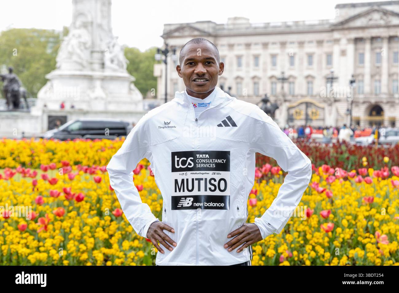 Marathon Elite Men posieren für Fotos vor dem Buckingham Palace beim TCS London Marathon 2025 Photocall mit: Alexander Mutiso Where: London, United Kingdom Wann: 24 Apr 2025 Credit: Phil Lewis/WENN Stockfoto