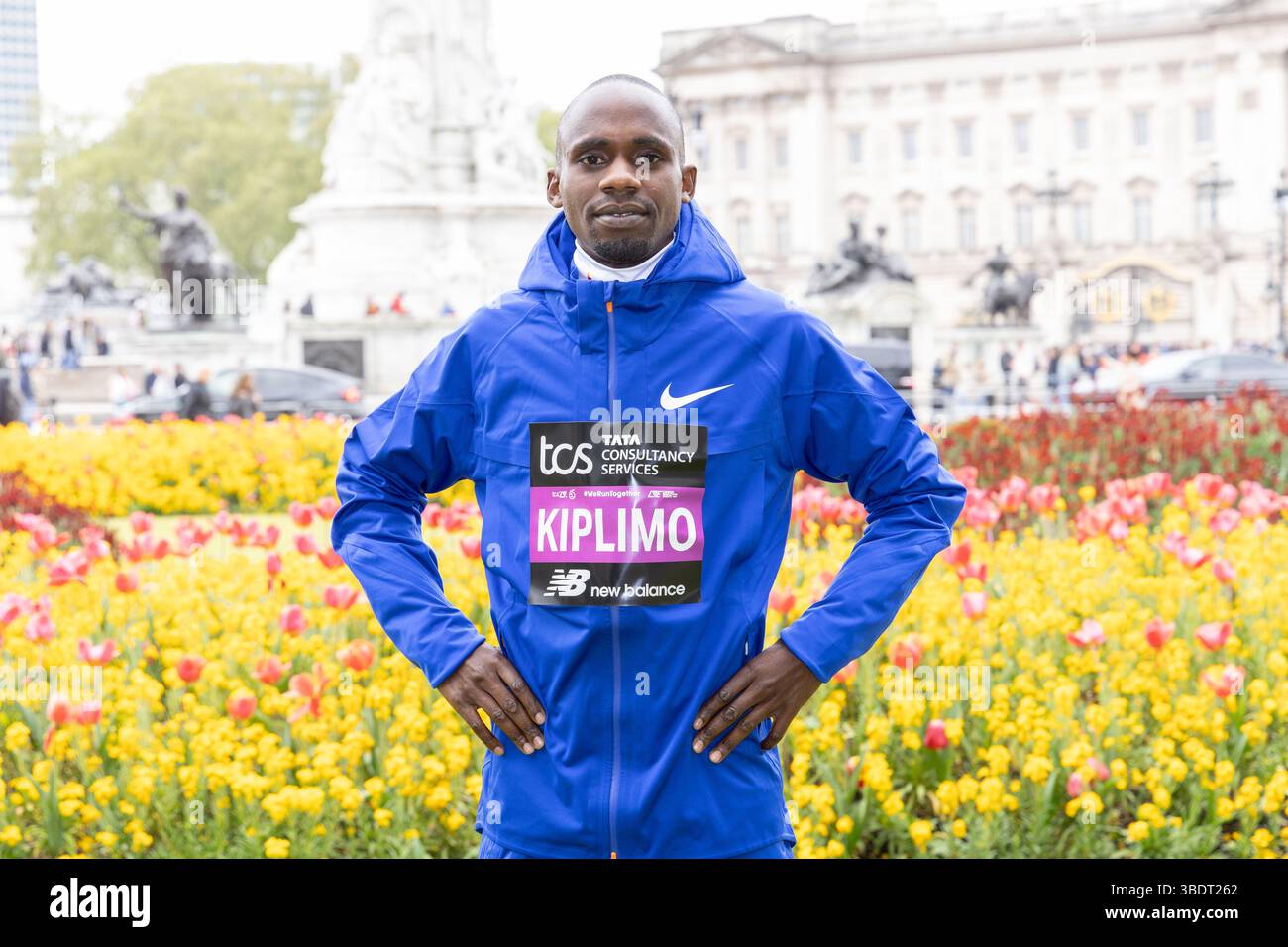 Marathon Elite Men posieren für Fotos vor dem Buckingham Palace beim TCS London Marathon 2025 Photocall mit: Jacob Kiplimo Where: London, United Kingdom Wann: 24 Apr 2025 Credit: Phil Lewis/WENN Stockfoto