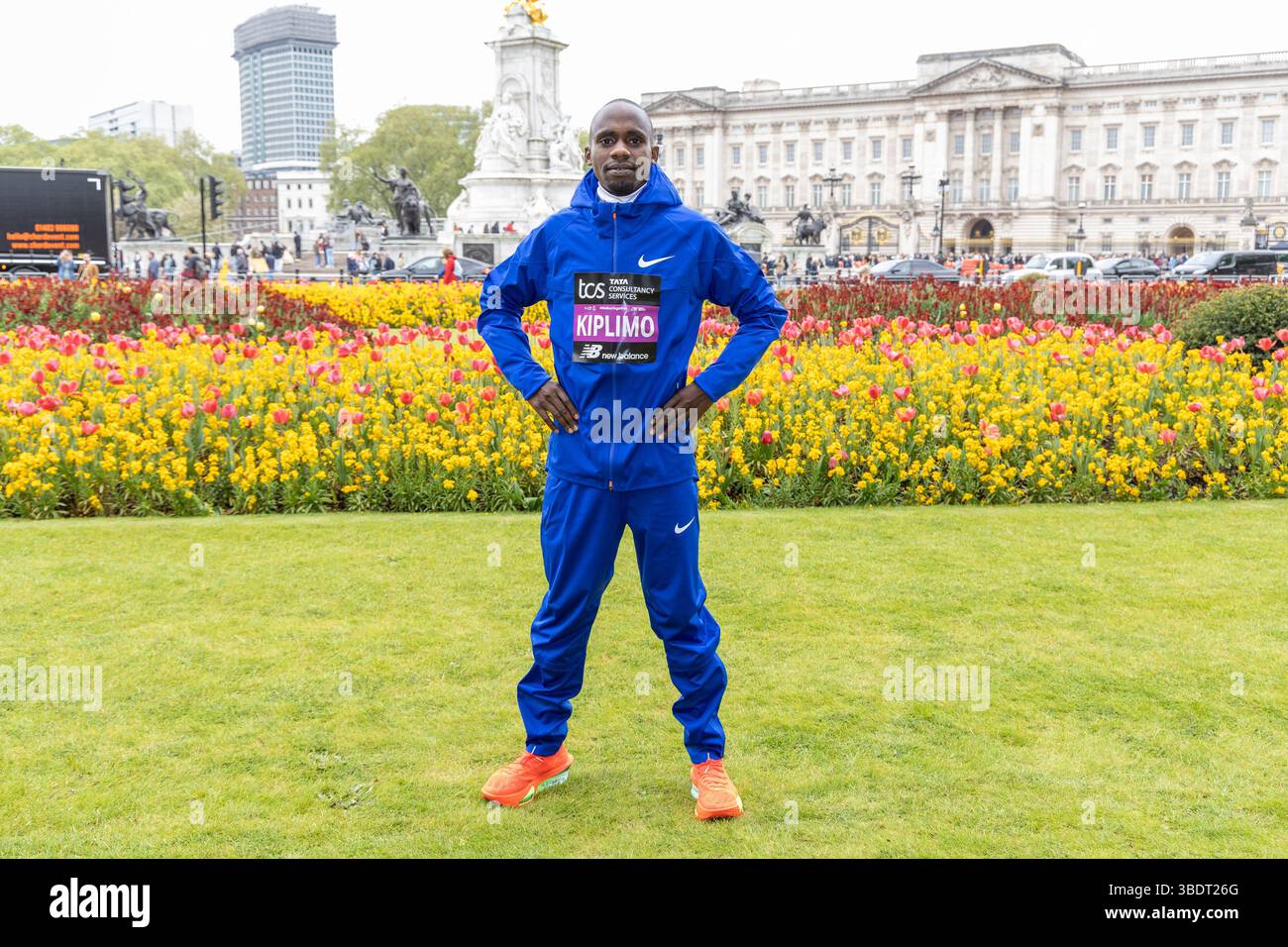 Marathon Elite Men posieren für Fotos vor dem Buckingham Palace beim TCS London Marathon 2025 Photocall mit: Jacob Kiplimo Where: London, United Kingdom Wann: 24 Apr 2025 Credit: Phil Lewis/WENN Stockfoto