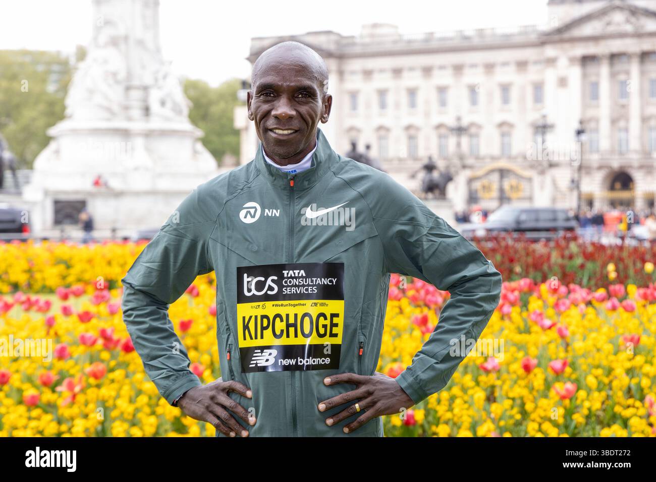 Marathon Elite Men posieren für Fotos vor dem Buckingham Palace beim TCS London Marathon 2025 Photocall mit: Eliud Kipchoge Where: London, United Kingdom Wann: 24 Apr 2025 Credit: Phil Lewis/WENN Stockfoto