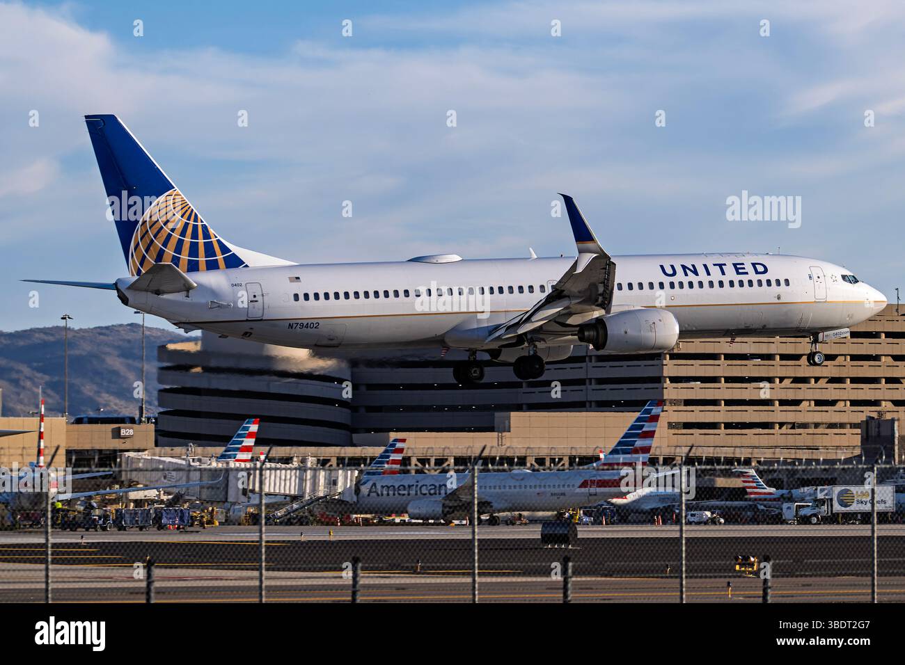 Flughafen Sky Harbor 5-24-2025 Phoenix AZ USA United Airlines Boeing 737-900 N79402 Abendeinfahrt in Phoenix Sky Harbor Intl. Flughafen. Stockfoto