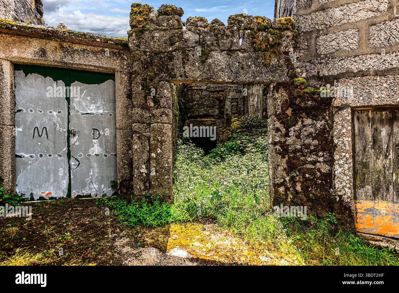 Castro Laboreiro, Portugal 2. Mai 2024: Kleine historische Wohnungen außerhalb des kleinen Dorfes Castro Laboreiro, im Peneda Geres Nationalpark. Stockfoto