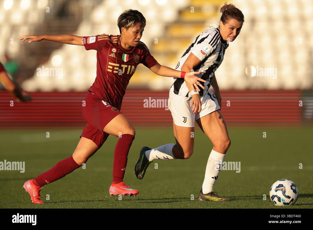 Como, Italien. Mai 2025. Cristiana Girelli von Juventus trifft auf Moeka Minami von AS Roma während des Finalspiels Juventus gegen AS Roma Coppa Italia im Stadio Giuseppe Sinigaglia, Como. Der Bildnachweis sollte lauten: Jonathan Moscrop/Sportimage Credit: Sportimage Ltd/Alamy Live News Stockfoto