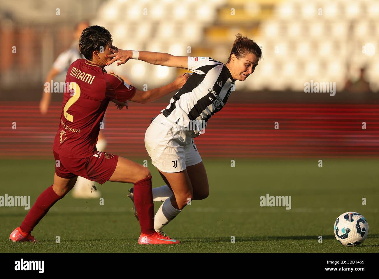 Como, Italien. Mai 2025. Cristiana Girelli von Juventus trifft auf Moeka Minami von AS Roma während des Finalspiels Juventus gegen AS Roma Coppa Italia im Stadio Giuseppe Sinigaglia, Como. Der Bildnachweis sollte lauten: Jonathan Moscrop/Sportimage Credit: Sportimage Ltd/Alamy Live News Stockfoto