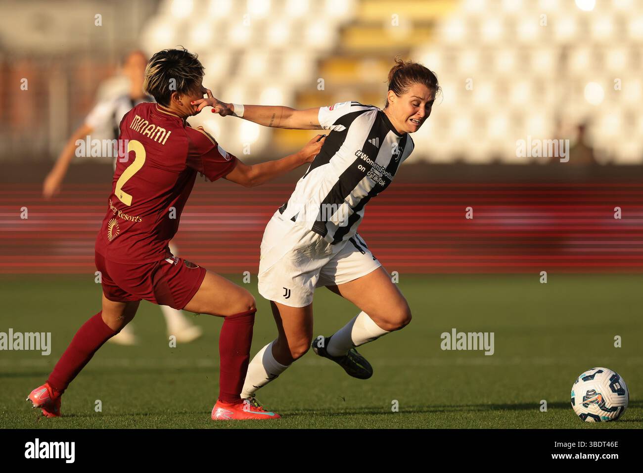 Como, Italien. Mai 2025. Cristiana Girelli von Juventus trifft auf Moeka Minami von AS Roma während des Finalspiels Juventus gegen AS Roma Coppa Italia im Stadio Giuseppe Sinigaglia, Como. Der Bildnachweis sollte lauten: Jonathan Moscrop/Sportimage Credit: Sportimage Ltd/Alamy Live News Stockfoto