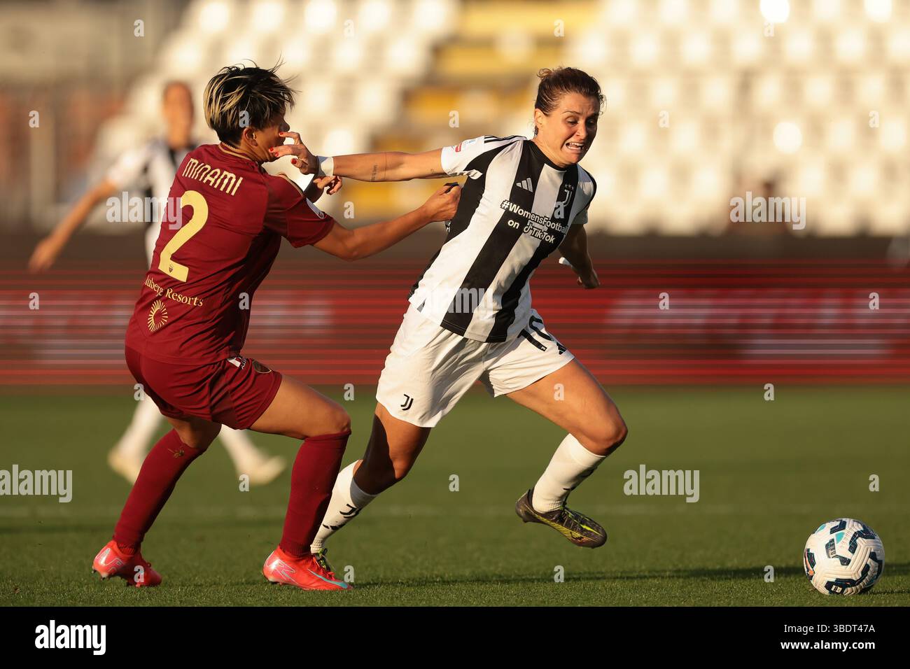 Como, Italien. Mai 2025. Cristiana Girelli von Juventus trifft auf Moeka Minami von AS Roma während des Finalspiels Juventus gegen AS Roma Coppa Italia im Stadio Giuseppe Sinigaglia, Como. Der Bildnachweis sollte lauten: Jonathan Moscrop/Sportimage Credit: Sportimage Ltd/Alamy Live News Stockfoto