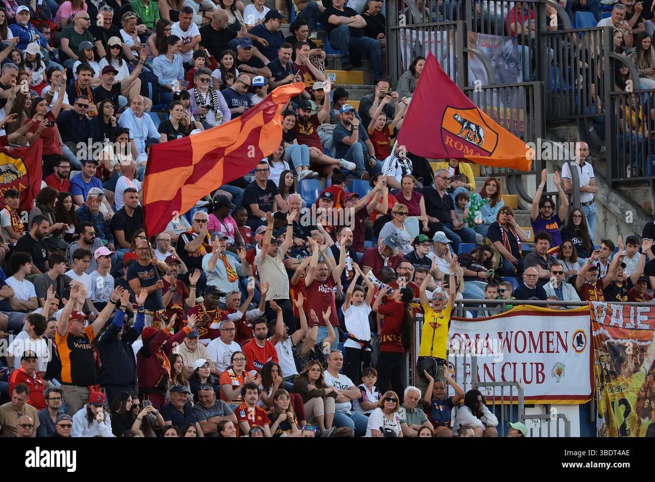 Como, Italien. Mai 2025. DIE Roma-Fans jubeln ihr Team während des Finalspiels Juventus vs AS Roma Coppa Italia im Stadio Giuseppe Sinigaglia, Como an. Der Bildnachweis sollte lauten: Jonathan Moscrop/Sportimage Credit: Sportimage Ltd/Alamy Live News Stockfoto