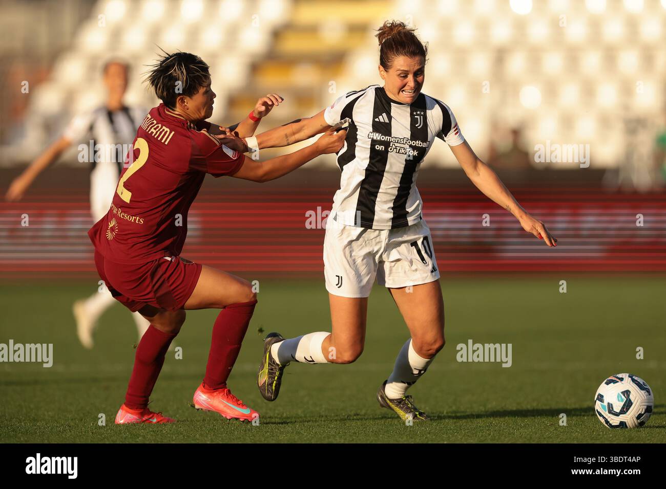 Como, Italien. Mai 2025. Cristiana Girelli von Juventus trifft auf Moeka Minami von AS Roma während des Finalspiels Juventus gegen AS Roma Coppa Italia im Stadio Giuseppe Sinigaglia, Como. Der Bildnachweis sollte lauten: Jonathan Moscrop/Sportimage Credit: Sportimage Ltd/Alamy Live News Stockfoto