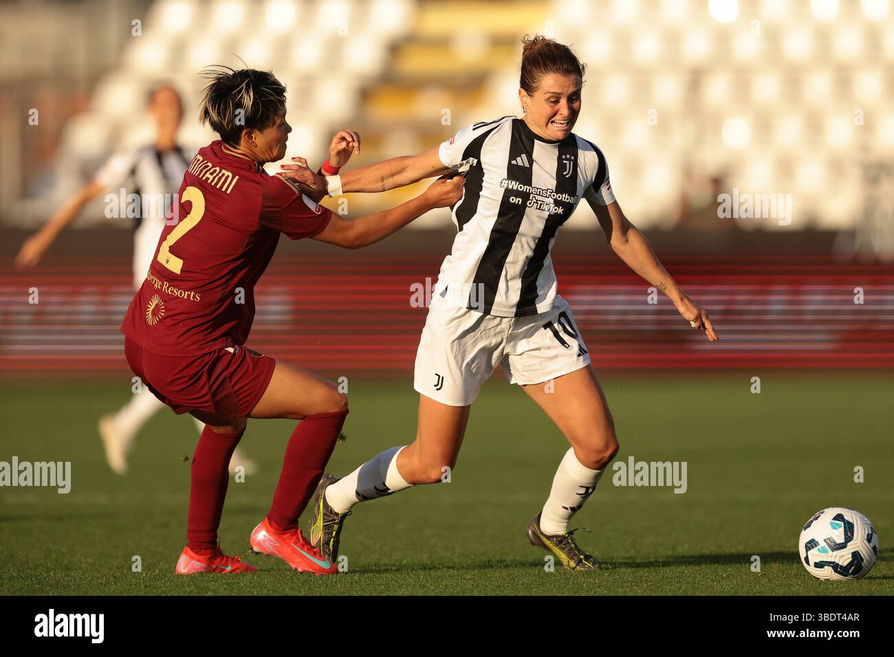 Como, Italien. Mai 2025. Cristiana Girelli von Juventus trifft auf Moeka Minami von AS Roma während des Finalspiels Juventus gegen AS Roma Coppa Italia im Stadio Giuseppe Sinigaglia, Como. Der Bildnachweis sollte lauten: Jonathan Moscrop/Sportimage Credit: Sportimage Ltd/Alamy Live News Stockfoto