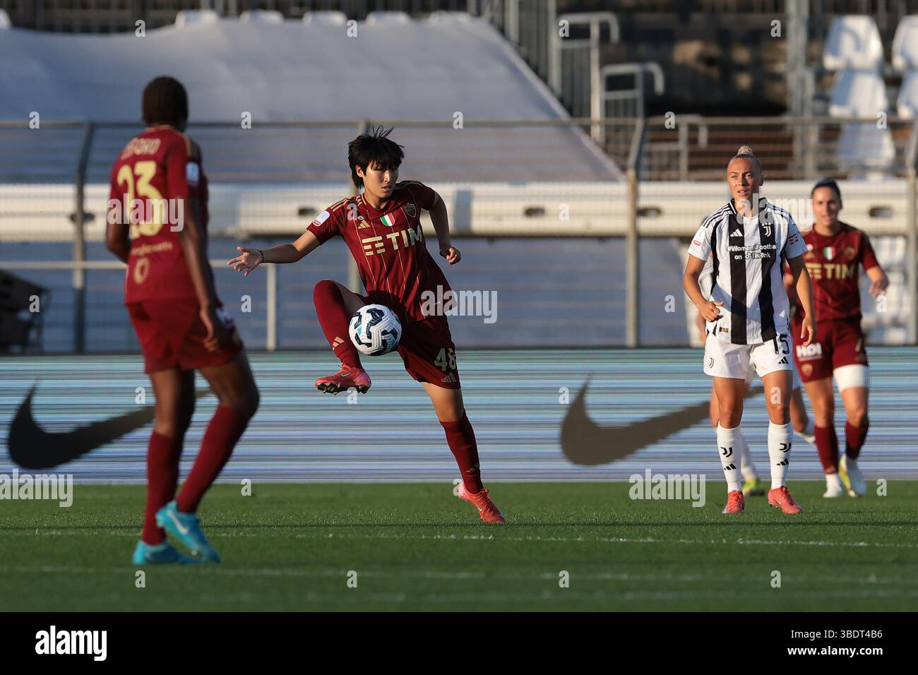 Como, Italien. Mai 2025. Shinji Kim von AS Roma kontrolliert den Ball während des Endspiels Juventus vs AS Roma Coppa Italia im Stadio Giuseppe Sinigaglia, Como. Der Bildnachweis sollte lauten: Jonathan Moscrop/Sportimage Credit: Sportimage Ltd/Alamy Live News Stockfoto