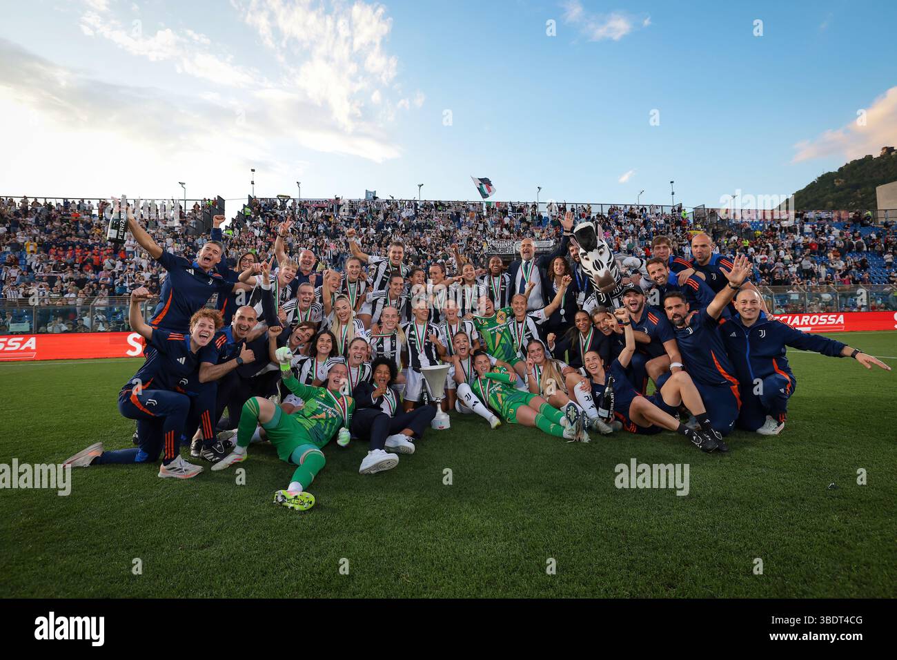 Como, Italien. Mai 2025. Juventus feiert mit der Trophäe nach dem Sieg 4-0 im Finale Juventus gegen AS Roma Coppa Italia im Stadio Giuseppe Sinigaglia, Como. Der Bildnachweis sollte lauten: Jonathan Moscrop/Sportimage Credit: Sportimage Ltd/Alamy Live News Stockfoto