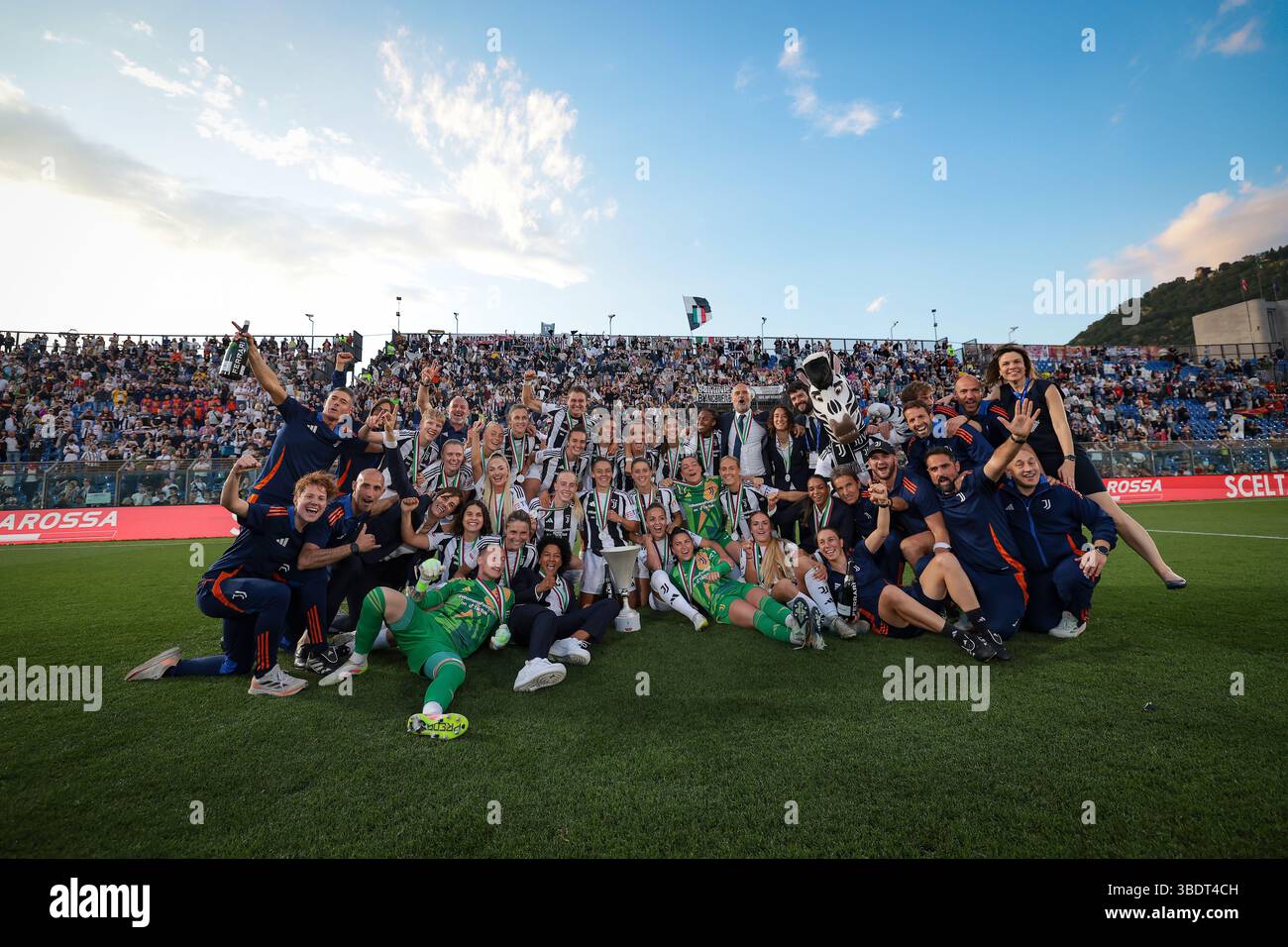 Como, Italien. Mai 2025. Juventus feiert mit der Trophäe nach dem Sieg 4-0 im Finale Juventus gegen AS Roma Coppa Italia im Stadio Giuseppe Sinigaglia, Como. Der Bildnachweis sollte lauten: Jonathan Moscrop/Sportimage Credit: Sportimage Ltd/Alamy Live News Stockfoto