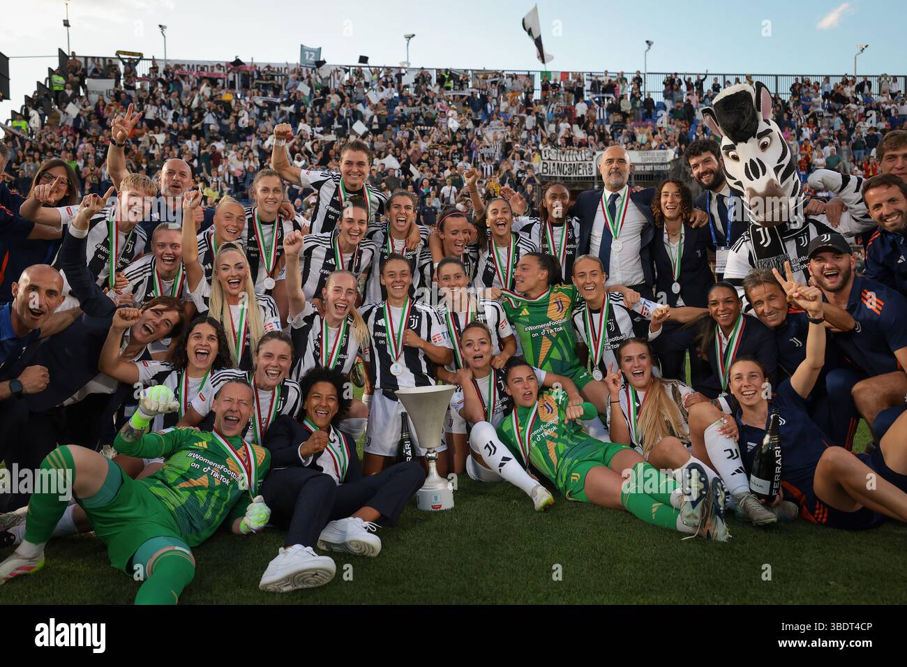 Como, Italien. Mai 2025. Juventus feiert mit der Trophäe nach dem Sieg 4-0 im Finale Juventus gegen AS Roma Coppa Italia im Stadio Giuseppe Sinigaglia, Como. Der Bildnachweis sollte lauten: Jonathan Moscrop/Sportimage Credit: Sportimage Ltd/Alamy Live News Stockfoto