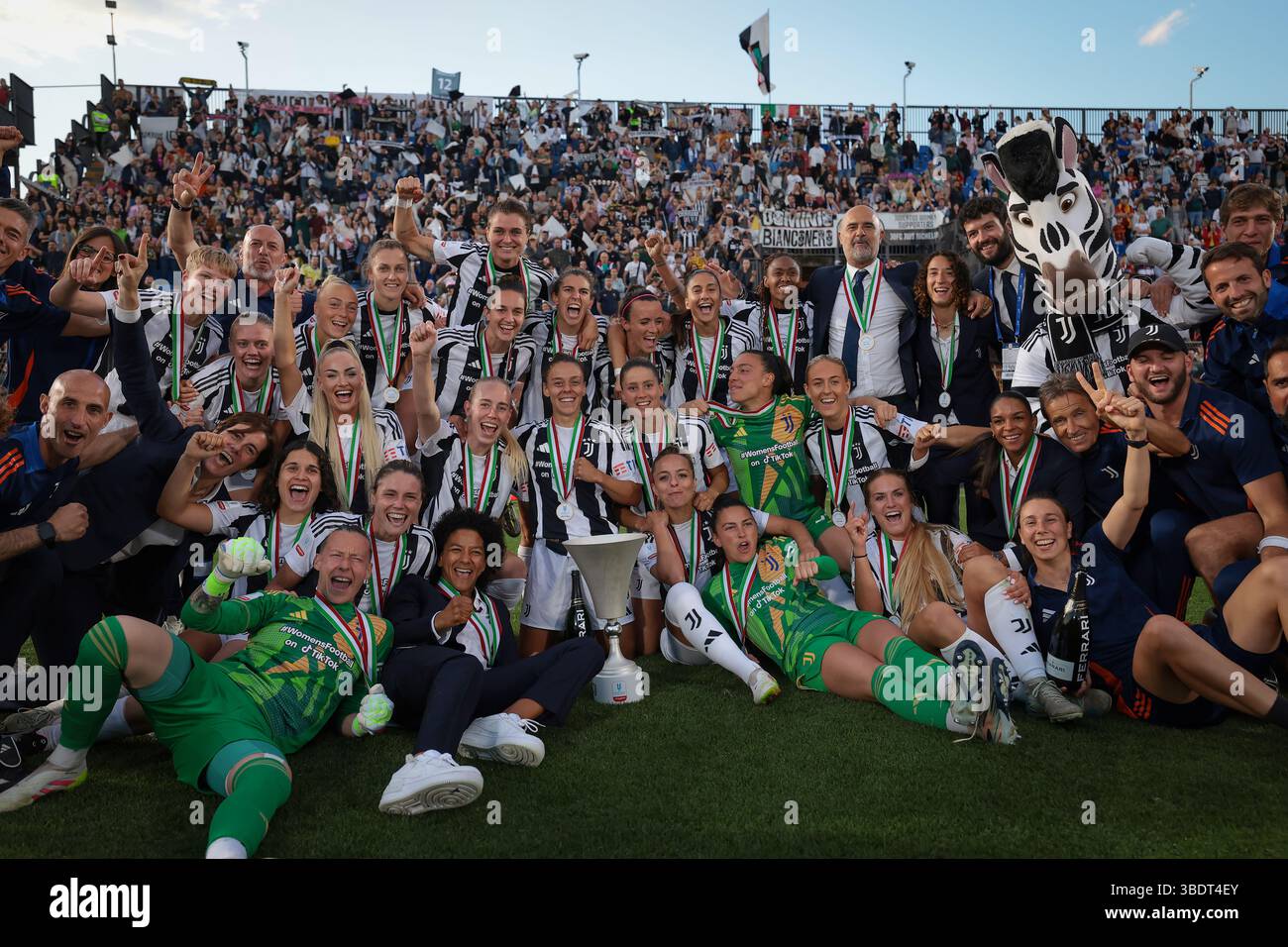 Como, Italien. Mai 2025. Juventus feiert mit der Trophäe nach dem Sieg 4-0 im Finale Juventus gegen AS Roma Coppa Italia im Stadio Giuseppe Sinigaglia, Como. Der Bildnachweis sollte lauten: Jonathan Moscrop/Sportimage Credit: Sportimage Ltd/Alamy Live News Stockfoto