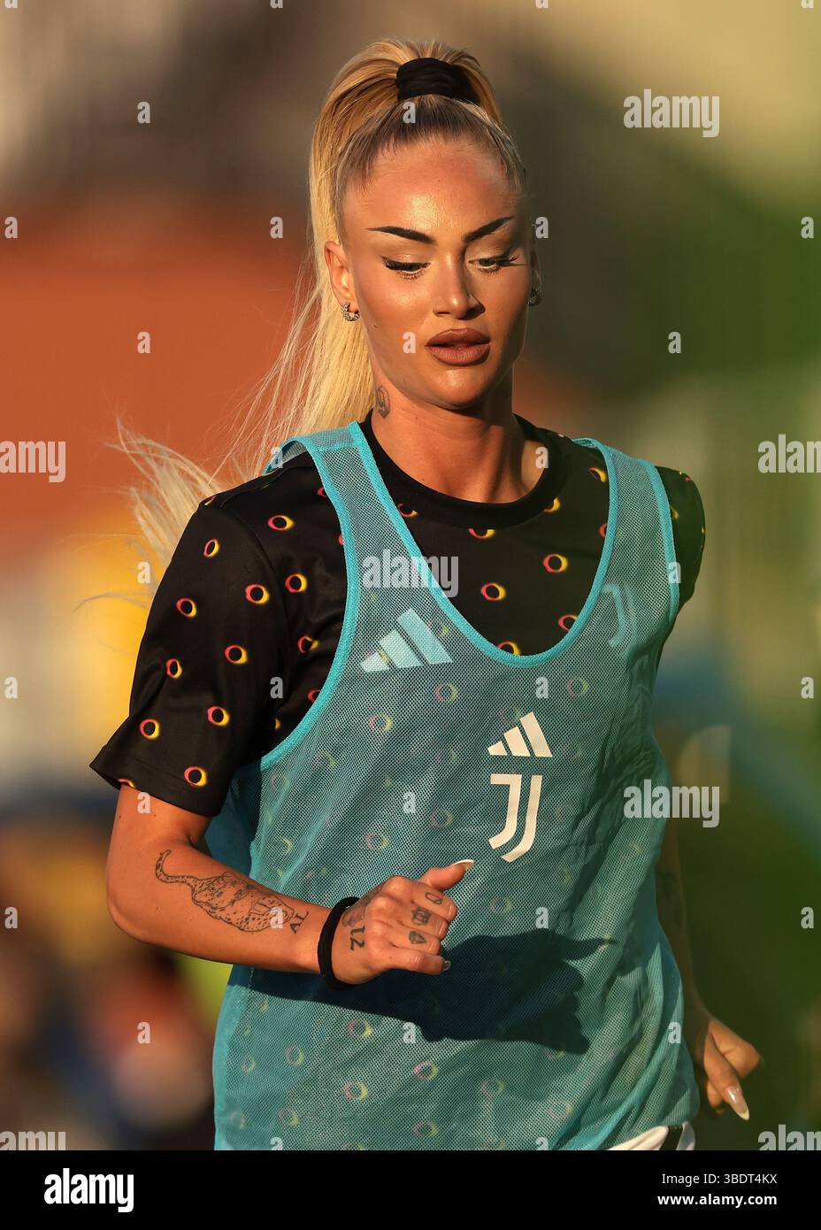 Como, Italien. Mai 2025. Alisha Lehmann von Juventus wärmt sich während des Finalspiels Juventus vs AS Roma Coppa Italia im Stadio Giuseppe Sinigaglia, Como auf. Der Bildnachweis sollte lauten: Jonathan Moscrop/Sportimage Credit: Sportimage Ltd/Alamy Live News Stockfoto