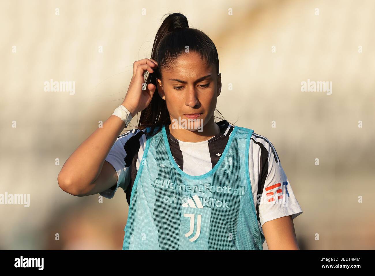 Como, Italien. Mai 2025. Chiara Beccari von Juventus reagiert, als sie sich während des Finalspiels Juventus gegen Roma Coppa Italia im Stadio Giuseppe Sinigaglia, Como, aufwärmt. Der Bildnachweis sollte lauten: Jonathan Moscrop/Sportimage Credit: Sportimage Ltd/Alamy Live News Stockfoto