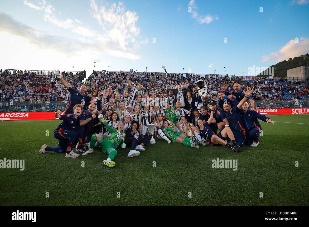 Como, Italien. Mai 2025. Juventus feiert mit der Trophäe nach dem Sieg 4-0 im Finale Juventus gegen AS Roma Coppa Italia im Stadio Giuseppe Sinigaglia, Como. Der Bildnachweis sollte lauten: Jonathan Moscrop/Sportimage Credit: Sportimage Ltd/Alamy Live News Stockfoto
