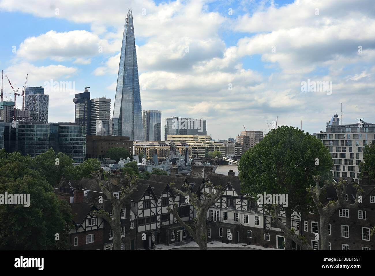 The Shard, HMS Belfast, The Kings House und Tower Green vom Tower of London, London, alt und neu Stockfoto