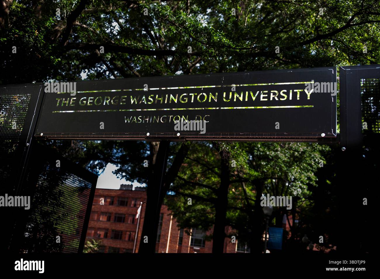 Der Campus der George Washington University ist am 23. Mai 2025 in Washington, DC, USA, eingezäunt. Letztes Jahr war der Universitätshof Schauplatz eines großen Studentenprotests gegen den Krieg in Gaza. (Foto: Aashish Kiphayet/SIPA USA) Credit: SIPA USA/Alamy Live News Stockfoto