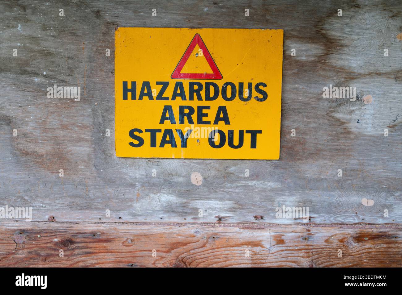 Ein Schild mit der Aufschrift "Gefahrenbereich bleiben Sie draußen" auf einem verlassenen Gebäude in Kelowna, BC. Stockfoto