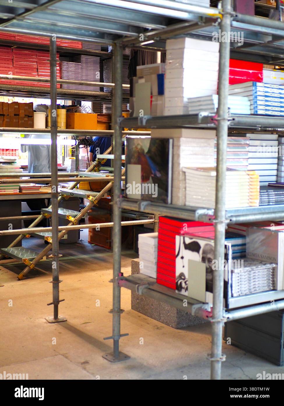 Innenausstattung eines Buchladens im Industriestil mit Kunst- und Designbüchern in Kameari, Tokio Stockfoto