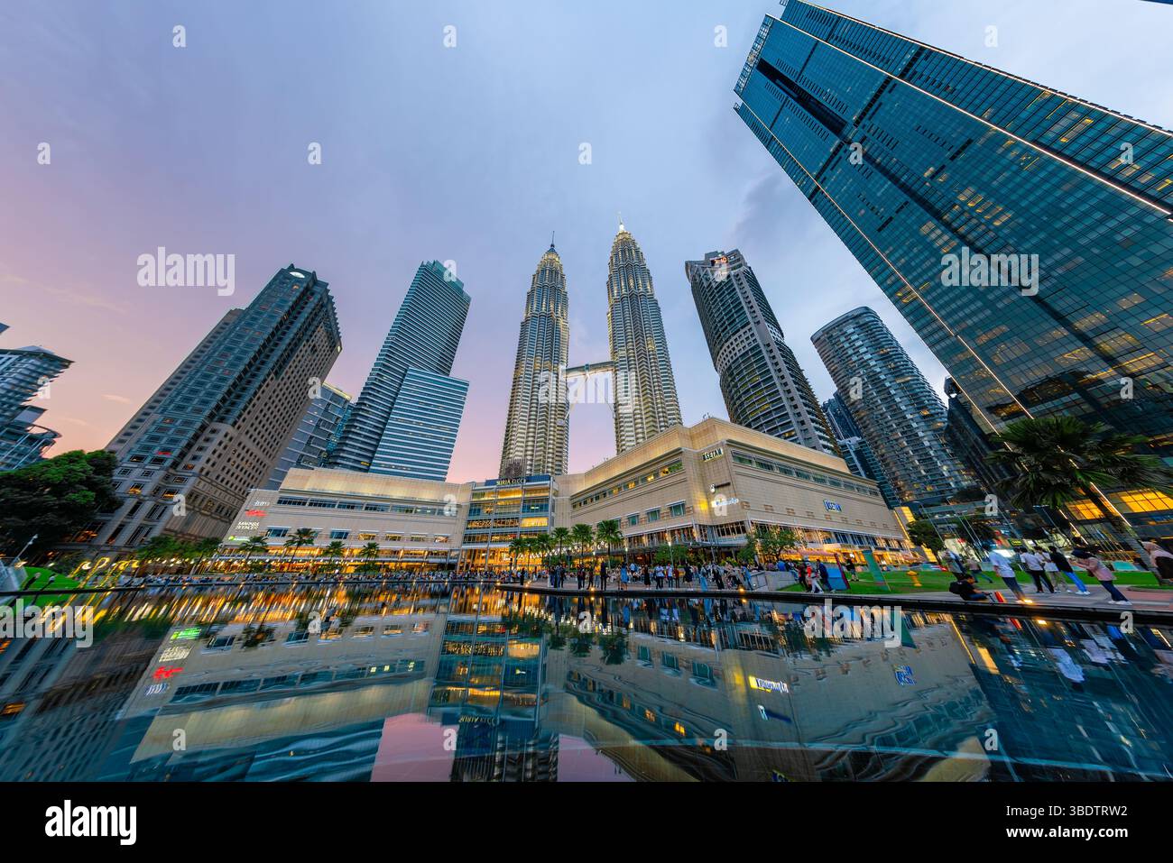 Kuala Lumpur, Malaysia - 12. Mai 2024: Twin Towers in Kuala Lumpur bei Sonnenuntergang Stockfoto
