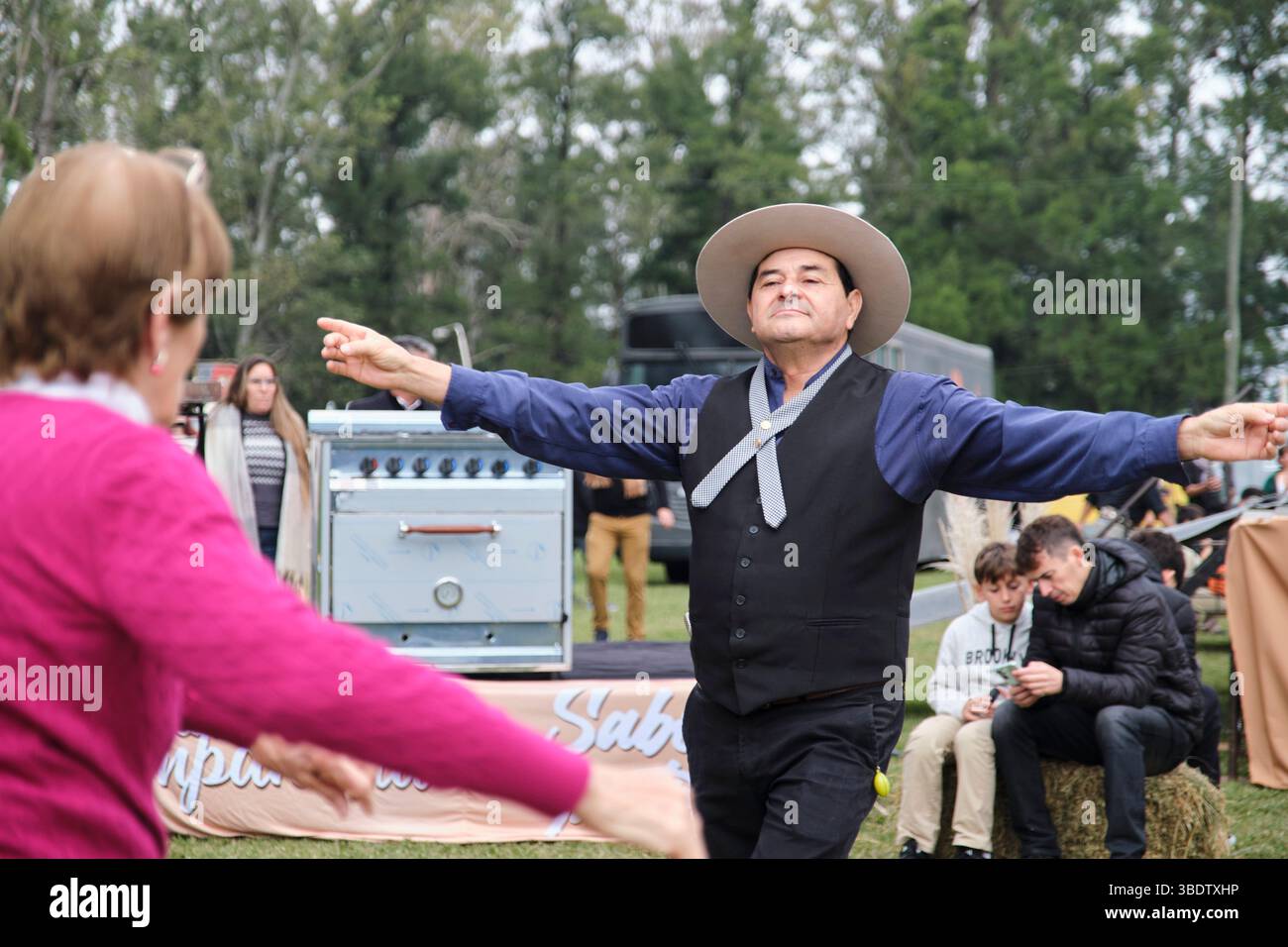 25. Mai 2025; Lobos, Buenos Aires, Argentinien: Während der Fiesta de la empanada, einer Feier mit traditionellem Essen, tanzt man Folklore-Musik Stockfoto