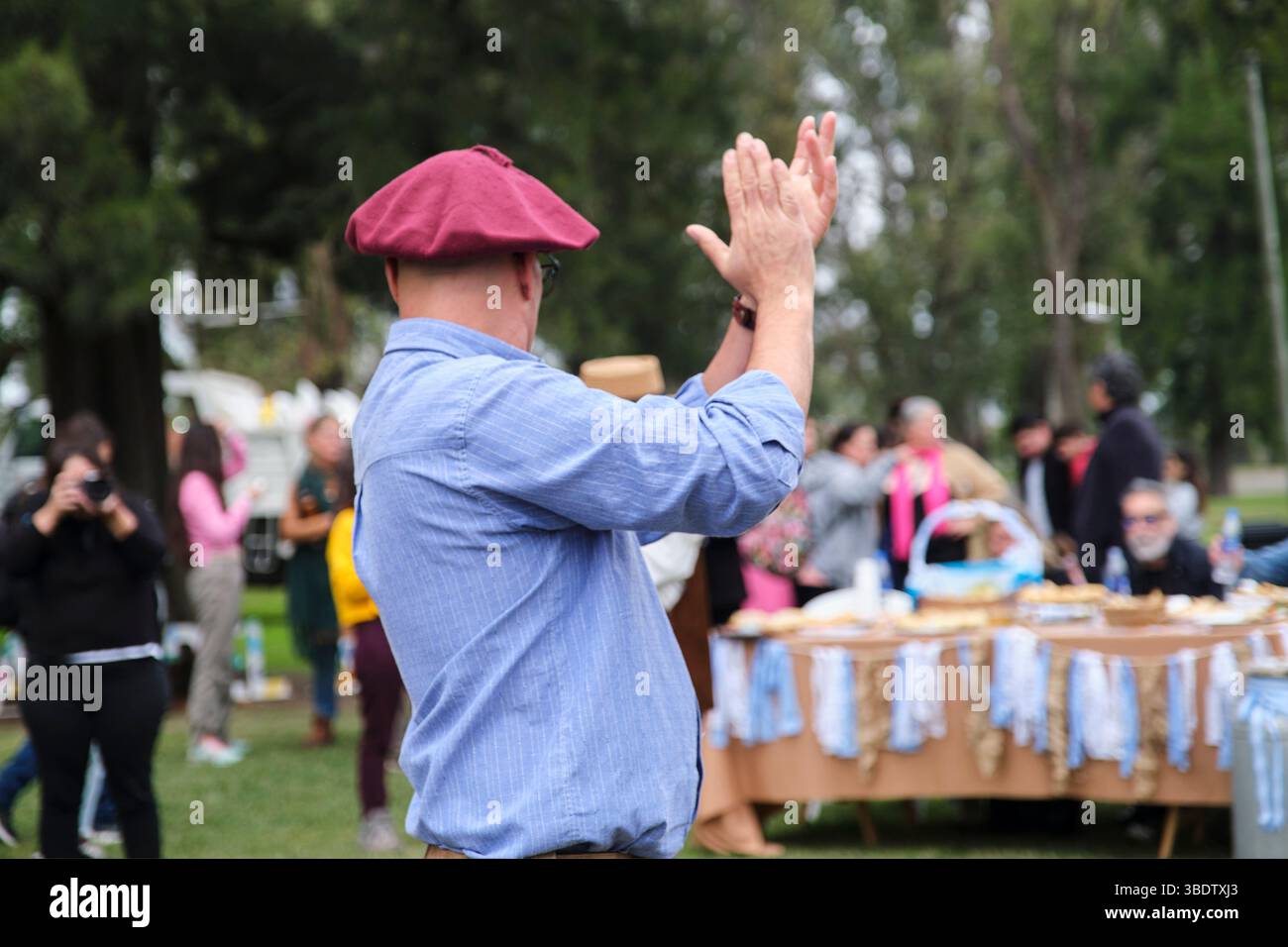 25. Mai 2025; Lobos, Buenos Aires, Argentinien: Während der Fiesta de la empanada, einer Feier mit traditionellem Essen, tanzt man Folklore-Musik Stockfoto