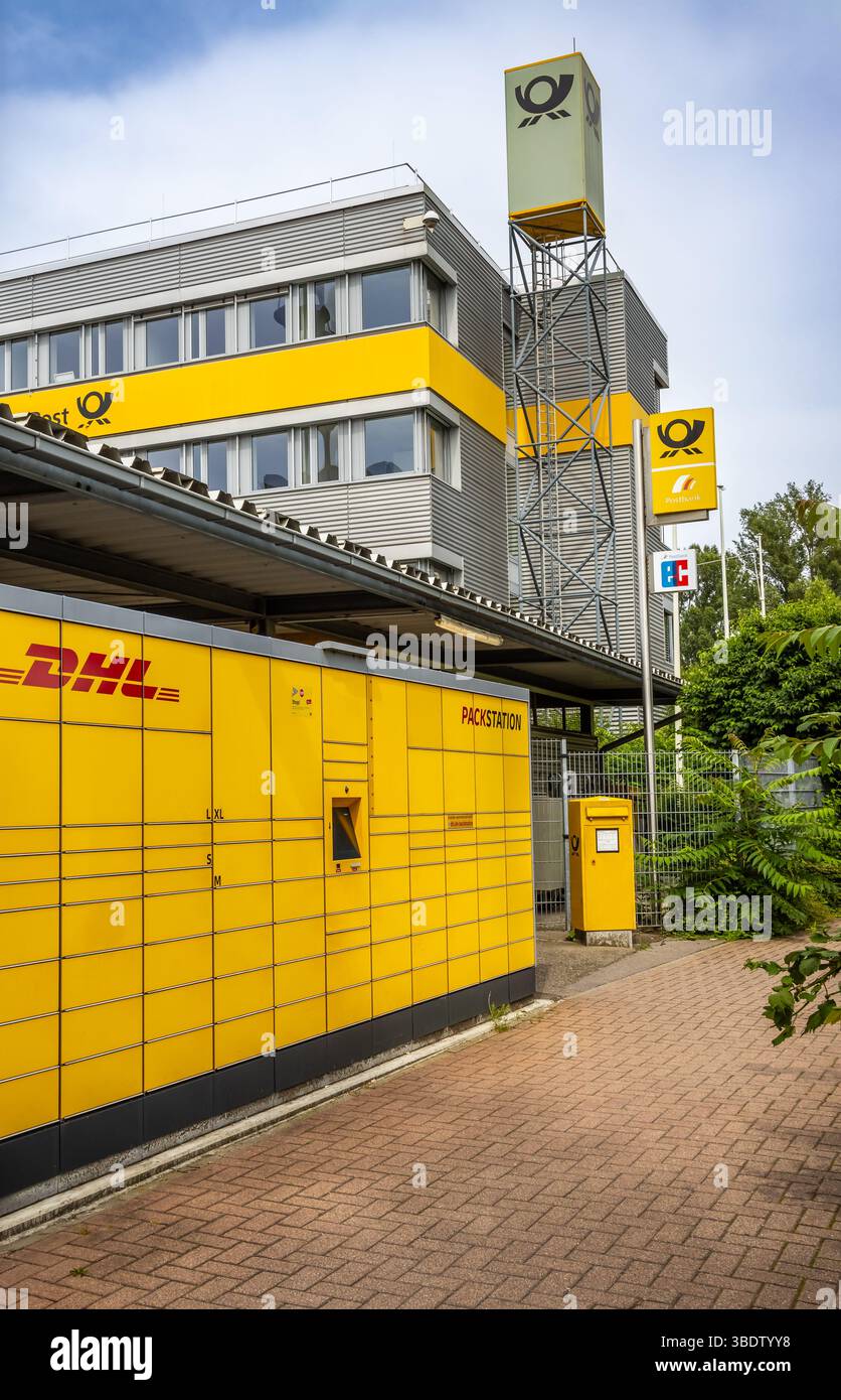 Ludwigshafen, Deutschland - 29. Juni 2024: Logos des Paketschließfaches. DHL ist ein deutsches Logistikunternehmen, das Kurierdienste, Pakete mit der Deutschen Postbank und anbietet Stockfoto