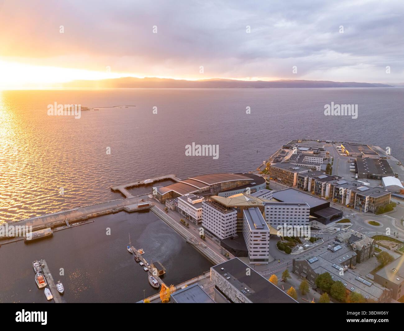 Trondheim, Norwegen, Sonnenuntergang über dem Fjord, Munkholmen und das neue Entwicklungsgebiet in der Nähe des Hafens Stockfoto
