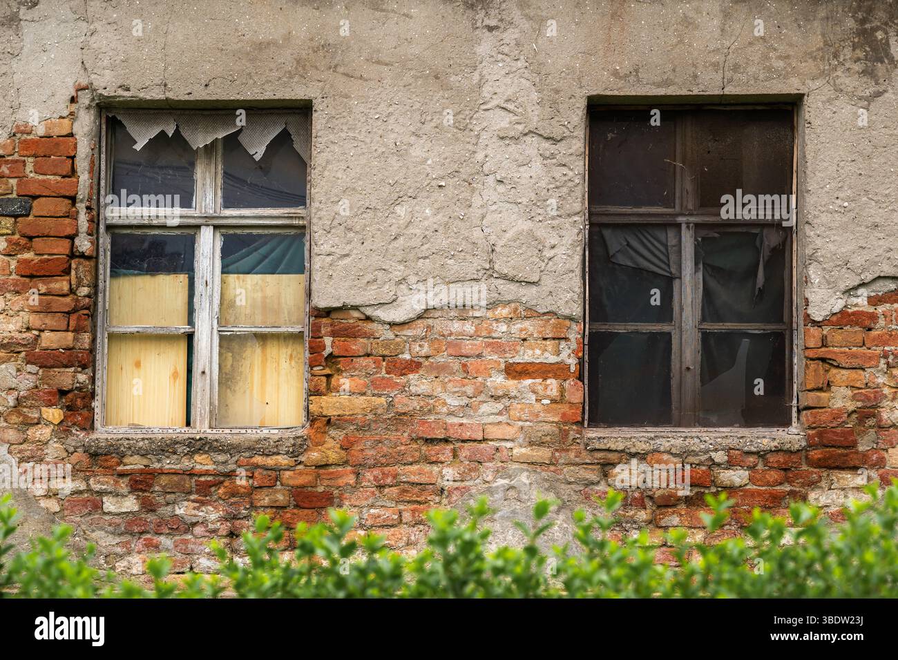 Alte Holzfenster mit Glasscherben einer Ruine, horizontales Bild Stockfoto