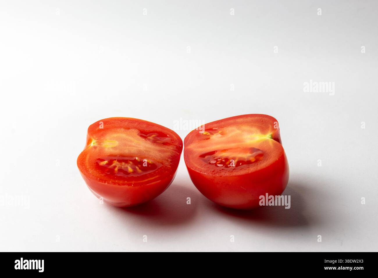 Tomate und weißer Hintergrund Stockfoto