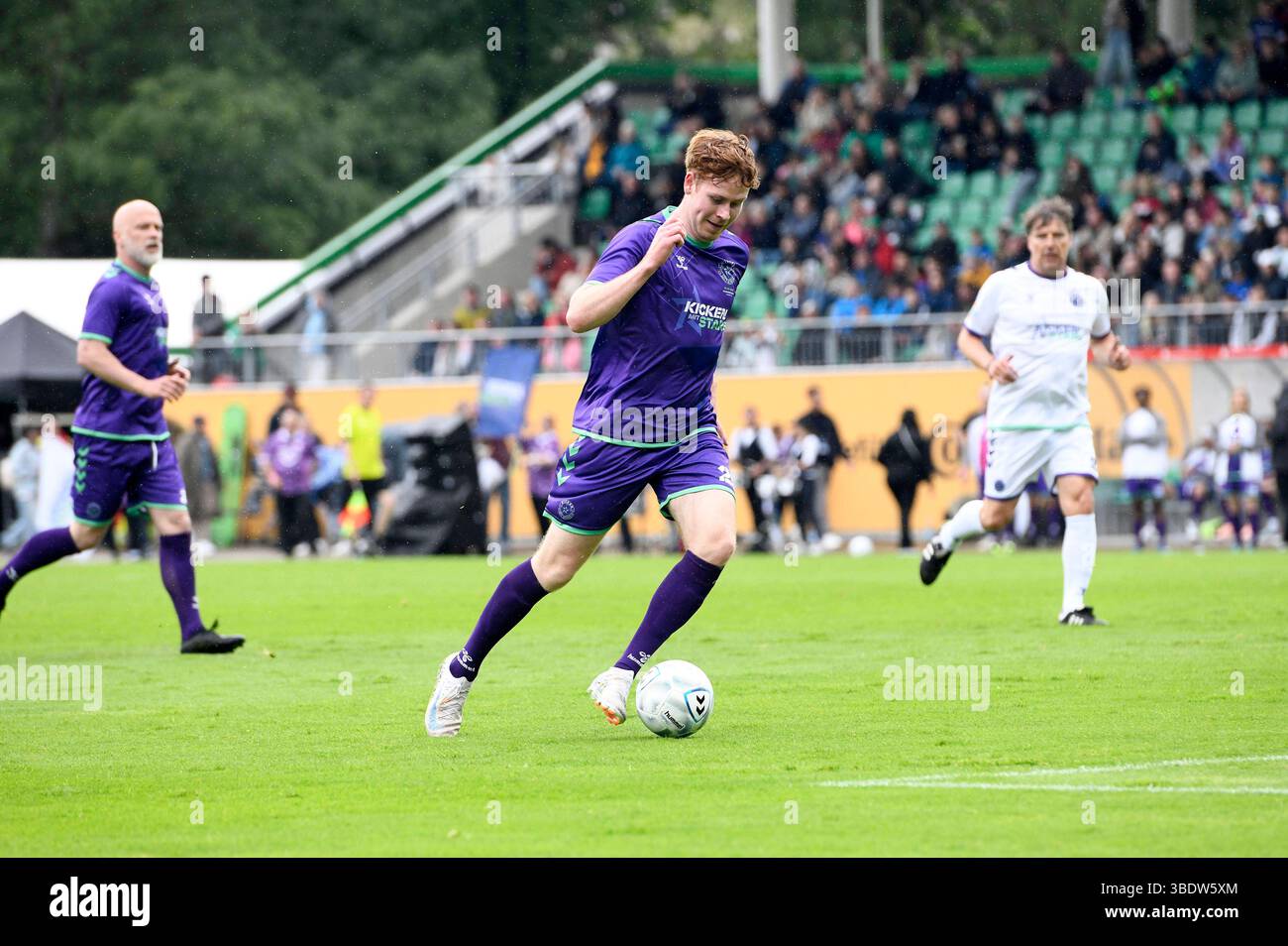 Jannik Freestyle beim Benefiz-Fußballspiel Kicken mit Stars im Eilenriedestadion. Hannover, 25.05.2025 *** Jannik Freestyle beim Benefizfußballspiel Kicken mit Stars im Eilenriedestadion Hannover, 25 05 2025 Foto:XC.xNiehausx/xFuturexImagex kicken 5573 Stockfoto
