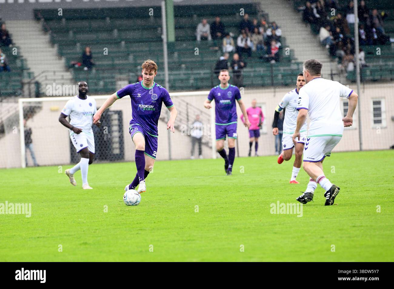 Jannik Freestyle beim Benefiz-Fußballspiel Kicken mit Stars im Eilenriedestadion. Hannover, 25.05.2025 *** Jannik Freestyle beim Benefizfußballspiel Kicken mit Stars im Eilenriedestadion Hannover, 25 05 2025 Foto:XC.xNiehausx/xFuturexImagex kicken 5572 Stockfoto