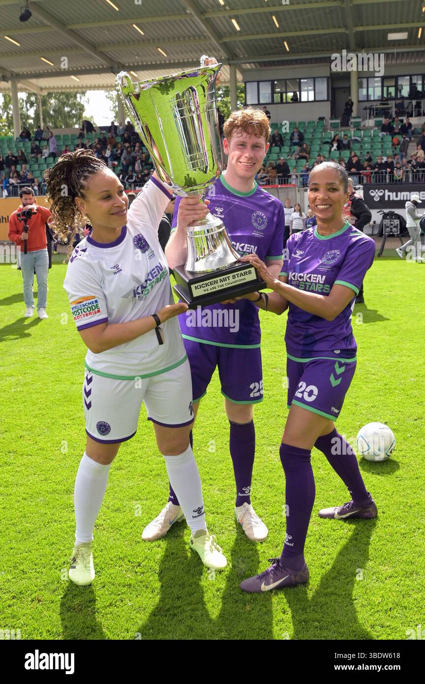 Oceana, Jannik Freestyle und Jasmin K. beim Benefiz-Fußballspiel Kicken mit Stars im Eilenriedestadion. Hannover, 25.05.2025 *** Oceana, Jannik Freestyle und Jasmin K beim Benefizfußballspiel Kicken mit Stars im Eilenriedestadion Hannover, 25 05 2025 Foto:XC.xNiehausx/xFuturexImagex kicken 5583 Stockfoto