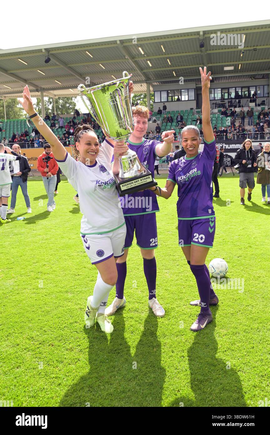 Oceana, Jannik Freestyle und Jasmin K. beim Benefiz-Fußballspiel Kicken mit Stars im Eilenriedestadion. Hannover, 25.05.2025 *** Oceana, Jannik Freestyle und Jasmin K beim Benefizfußballspiel Kicken mit Stars im Eilenriedestadion Hannover, 25 05 2025 Foto:XC.xNiehausx/xFuturexImagex kicken 5582 Stockfoto