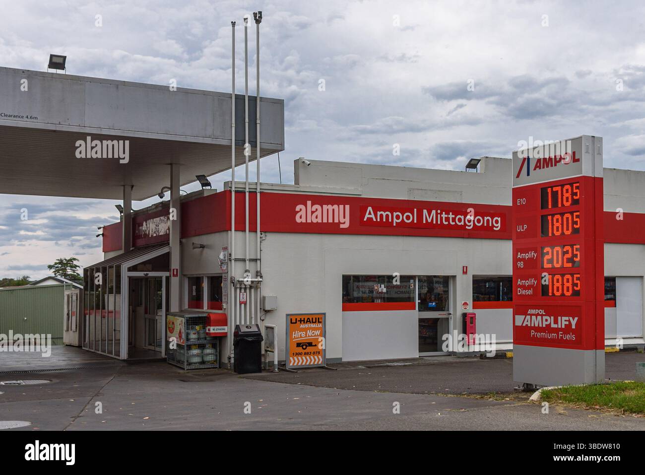 An einem bewölkten Tag werden die Kraftstoffpreise an einer Ampol-Tankstelle angezeigt Stockfoto