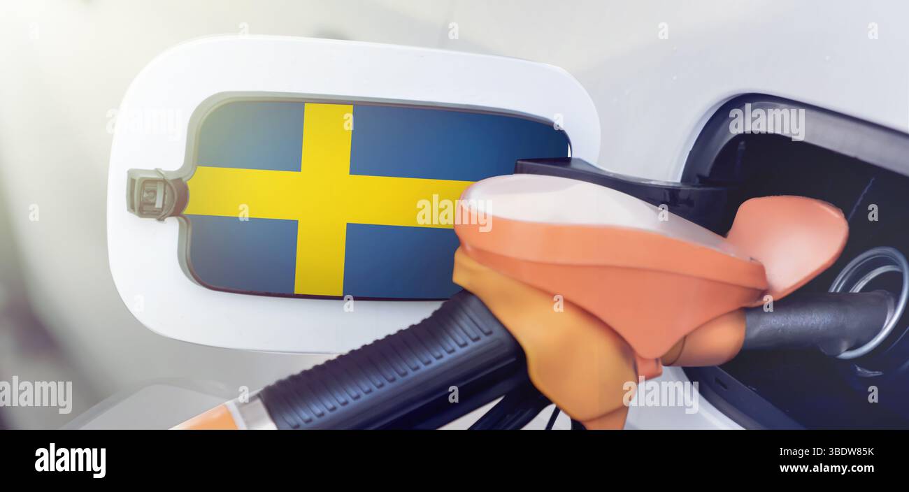 Die schwedische Flagge auf dem Tankdeckel eines Autos an einer Tankstelle aus der Nähe. Hohe oder niedrige Benzinpreise an schwedischen Tankstellen. Benzinpreise Stockfoto