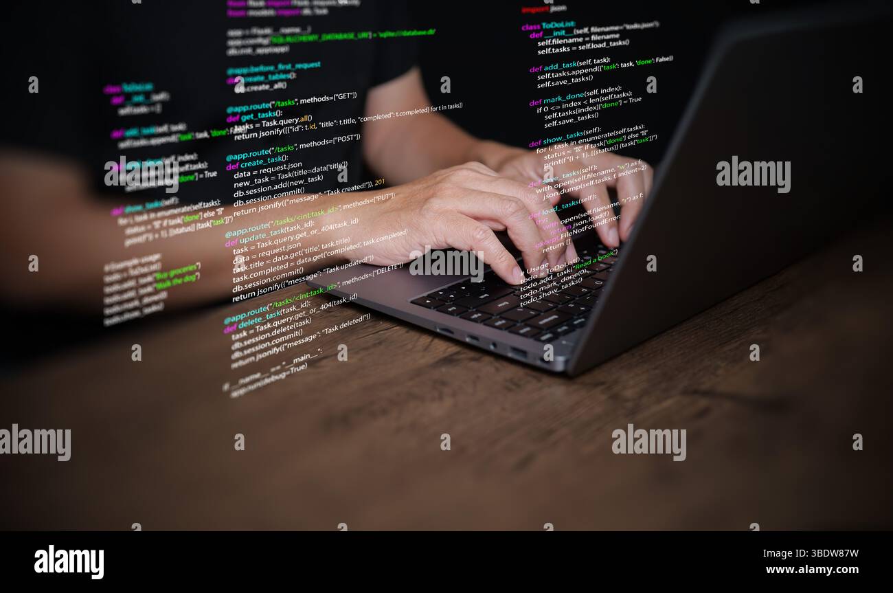 Hände eines Programmierers geben auf einem Laptop Programmiercode ein, der Programmiercode anzeigt, der Codierungstechnologie, Softwareentwicklung und Webanwendungen symbolisiert. IT-Lösungen, an Stockfoto