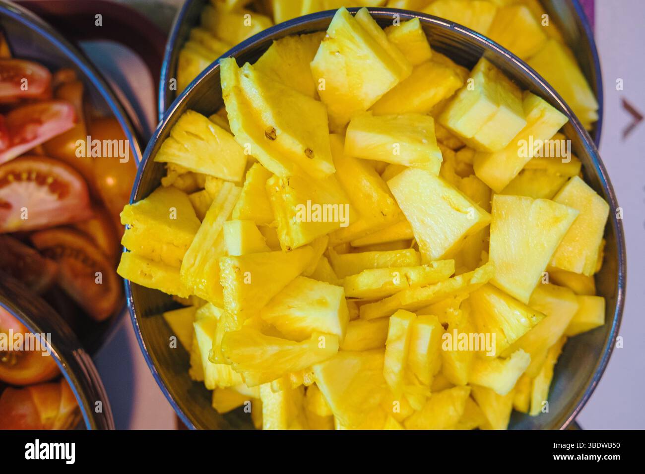 Frisch gehackte Ananasstücke in Keramikschalen, gesundes Obst Stockfoto