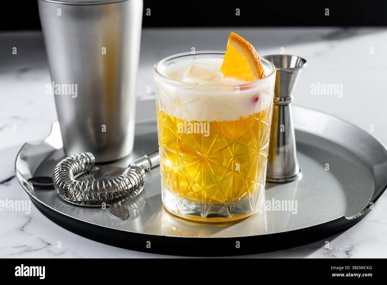 Klassischer Cocktail-Whiskey sauer auf schwarzem Hintergrund Stockfoto