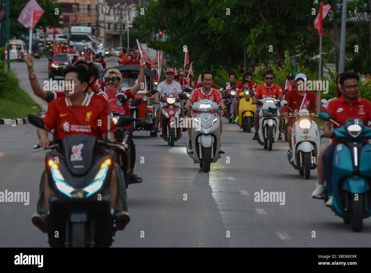 Mae Sot, Thailand. Mai 2025. Fans des FC Liverpool fahren Motorräder und Motorroller durch die Straßen von Mae SOT, schwenken Flaggen und feiern den Titelgewinn ihrer Mannschaft in der Premier League. Am 25. Mai 2025 hielten in Mae SOT, Thailand, rund 150 begeisterte Fans des Liverpool FC eine lebhafte Siegesparade durch die Stadt ab, um den Titelgewinn der Premier League zu feiern. In einem lebhaften Konvoi von Autos und Motorrädern umkreisten die Fans die Stadt und schwenkten Liverpool-Flaggen und würdigten stolz die triumphale Saison 2024-2025. Quelle: SOPA Images Limited/Alamy Live News Stockfoto
