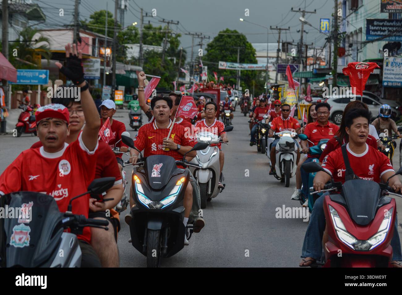 Mae Sot, Thailand. Mai 2025. Fans des FC Liverpool fahren Motorräder und Motorroller durch die Straßen von Mae SOT, schwenken Flaggen und feiern den Titelgewinn ihrer Mannschaft in der Premier League. Am 25. Mai 2025 hielten in Mae SOT, Thailand, rund 150 begeisterte Fans des Liverpool FC eine lebhafte Siegesparade durch die Stadt ab, um den Titelgewinn der Premier League zu feiern. In einem lebhaften Konvoi von Autos und Motorrädern umkreisten die Fans die Stadt und schwenkten Liverpool-Flaggen und würdigten stolz die triumphale Saison 2024-2025. Quelle: SOPA Images Limited/Alamy Live News Stockfoto